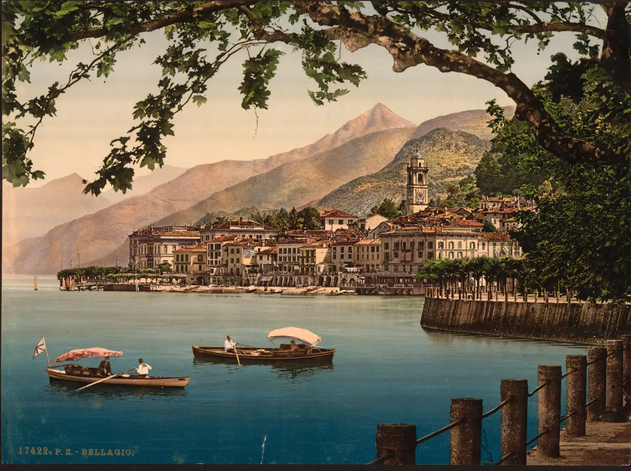 Barcas en el lago de Como, frente a Bellagio y las montañas, en un fotocromo de finales del siglo XIX.